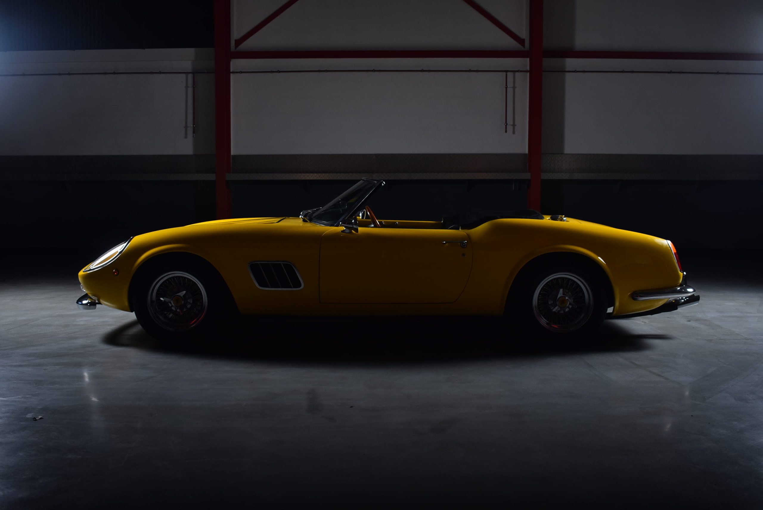 Gele Ferrari in een donkere hal