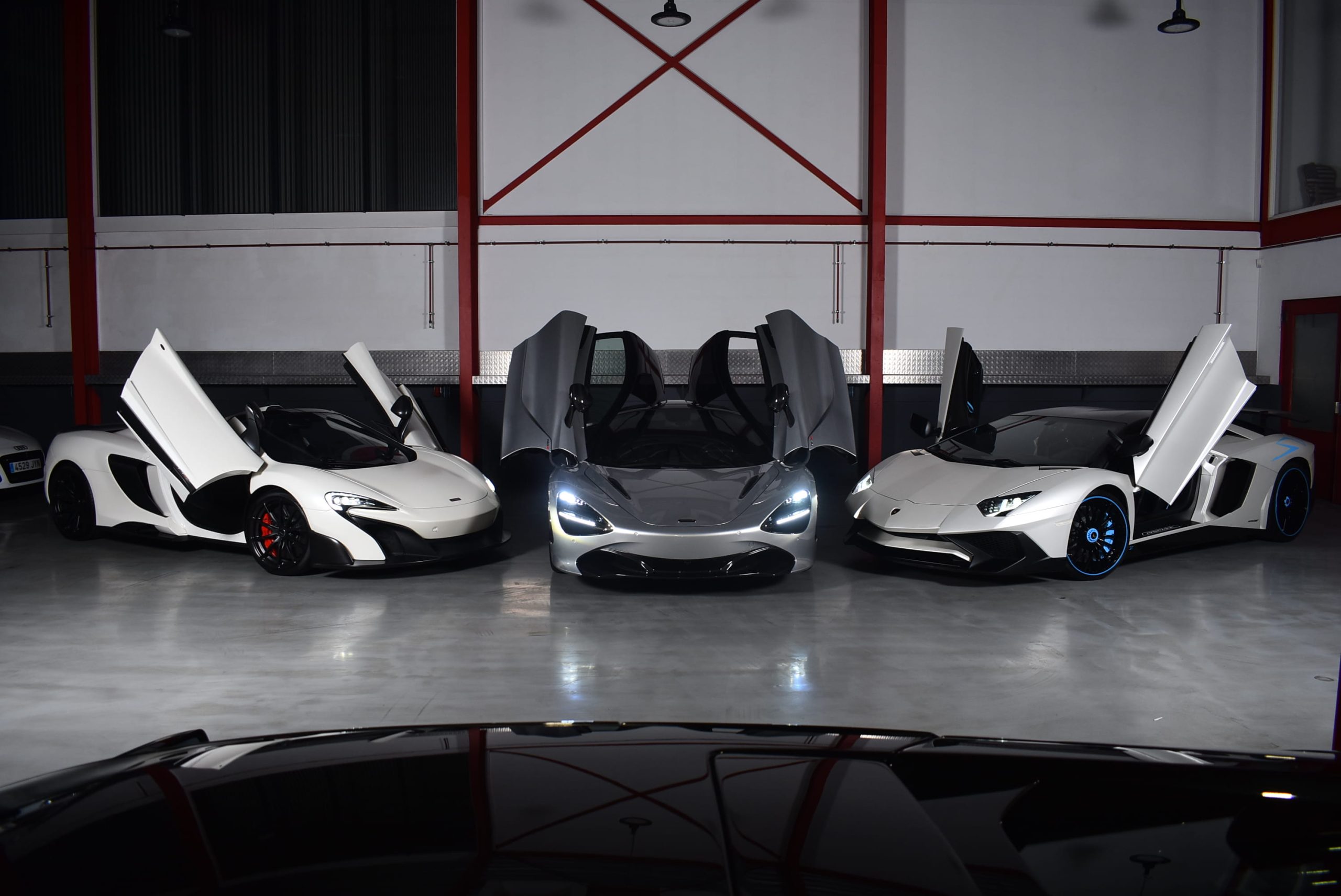 Hal met klassiekers en sportauto's